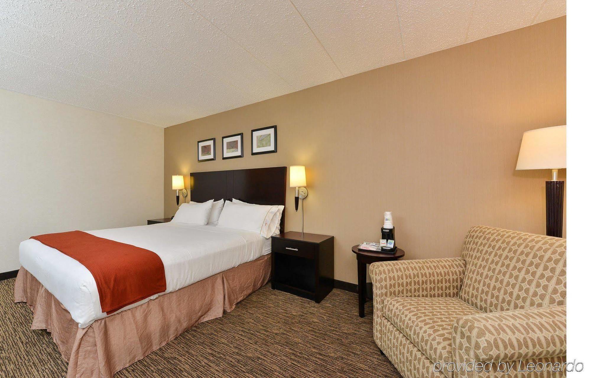 Holiday Inn Express Seaford-Route 13 Экстерьер фото